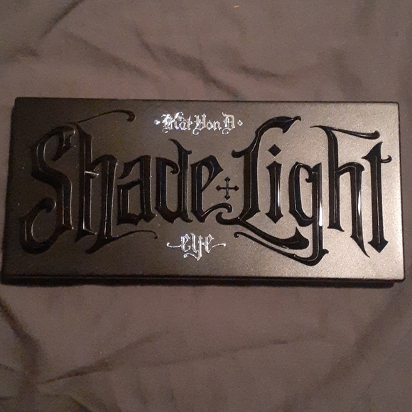Kat Von D Shade + Light silver edition